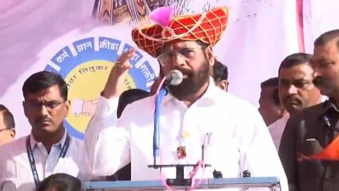 शिवनेरीवरून मुख्यमंत्र्यांचं भाषण, आंदोलकांकडून एक मराठा लाख मराठाच्या घोषणा