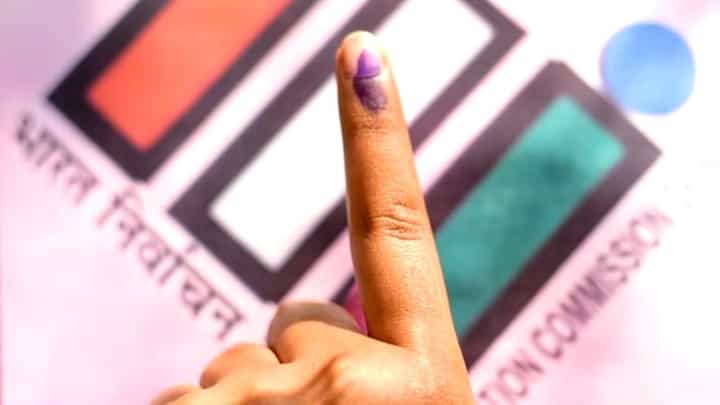 लोकसभेच्या घोषणेआधी निवडणूक आयोगाकडून राजकीय नेत्यांच्या फोटोसंदर्भातील गाईडलाईन्स जारी लोकसभेच्या घोषणेआधी निवडणूक आयोगाकडून राजकीय नेत्यांच्या फोटोसंदर्भातील गाईडलाईन्स जारी