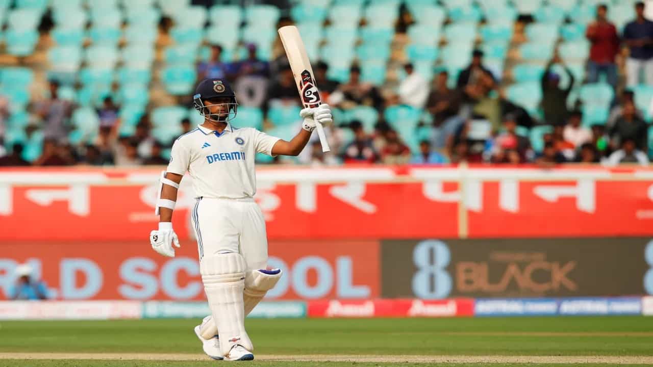 विशाखापट्टणम कसोटी सामन्यातील पहिला दिवस यशस्वी जयस्वाल याच्या नावावर राहिला. यशस्वीने पहिल्या दिवसाचा खेळ संपेपर्यंत नाबाद 179 धावा केल्या.