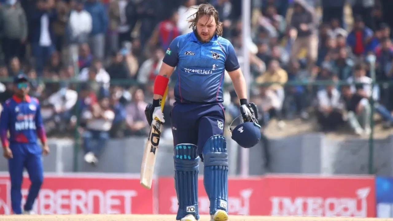 नामिबियाने नाणेफेक जिंकून प्रथम फलंदाजीचा निर्णय घेतला. संघासाठी सलामीवीर मालन क्रुगरने (59) अर्धशतक झळकावत चांगली सुरुवात करून दिली. पण पाचव्या क्रमांकावर आलेल्या जॅन निकोल लॉफ्टीने संपूर्ण सामन्याचे चित्रच बदलून टाकले.