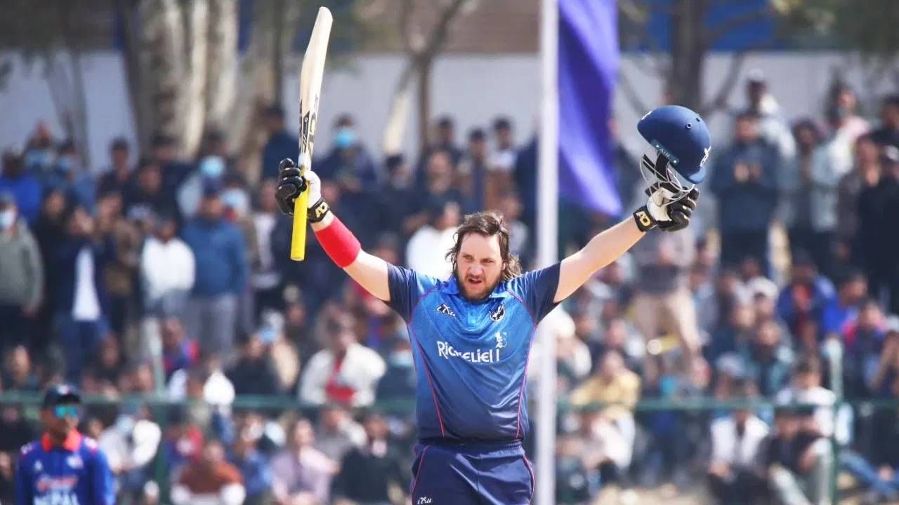 11व्या षटकात क्रीजवर आलेल्या निकोल लॉफ्टीने वादळी खेळी केली. त्याने मैदानात षटकार-चौकरांचा पाऊस पाडला. त्यामुळे नेपाळचे गोलंदाज पुरते हैराण झाले होते. लॉफ्टीने अवघ्या 33 चेंडूत जलद शतक झळकावून नवा इतिहास लिहिला.