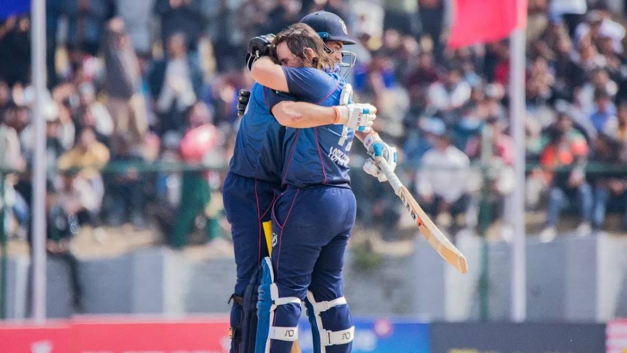 जॅन निकोल लॉफ्टीने नेपाळविरुद्धच्या सामन्यात नेपाळच्या खेळाडूच्या नावावर असलेला विश्वविक्रम मोडला हे विशेष. अवघ्या 33 चेंडूत शतक पूर्ण करून जॉनने टी20 क्रिकेटमध्ये सर्वात जलद शतक करणारा खेळाडू ठरला आहे.