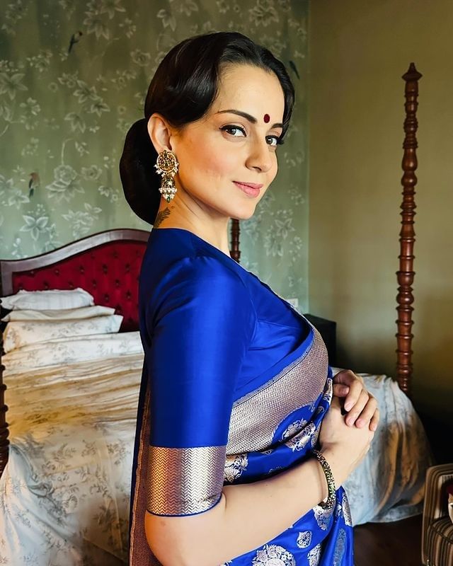 अभिनेत्री कंगना रनौत (Kangana Ranaut) कायम कोणत्या न कोणत्या कारणामुळे चर्चेत असते. पण आता कंगना कोणत्या वादग्रस्त विषयामुळे नाही तर, तिच्या सौंदर्यामुळे चर्चेत आली आहे. 