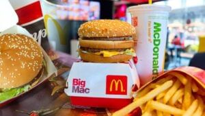 McDonald’s चा पिझ्झा, बर्गर खाताय…मग हा व्हिडीओ बघाच… ग्राहकांना बनवलं जातंय उल्लू