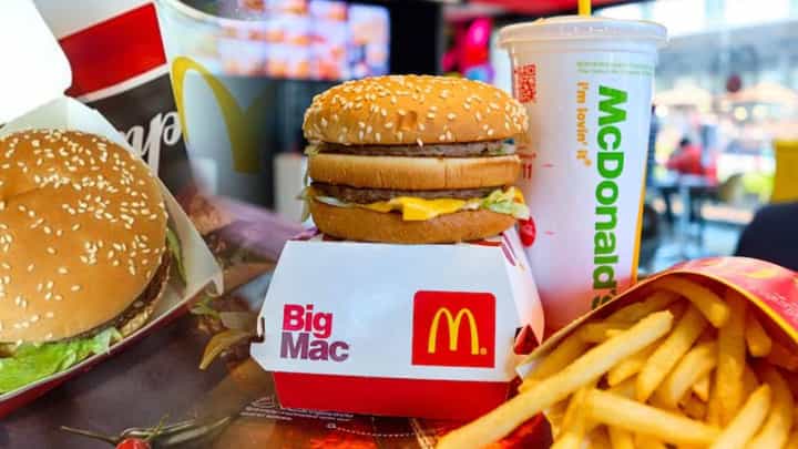 McDonald's चा पिझ्झा, बर्गर खाताय...मग हा व्हिडीओ बघाच... ग्राहकांना बनवलं जातंय उल्लू McDonald's चा पिझ्झा, बर्गर खाताय...मग हा व्हिडीओ बघाच... ग्राहकांना बनवलं जातंय उल्लू