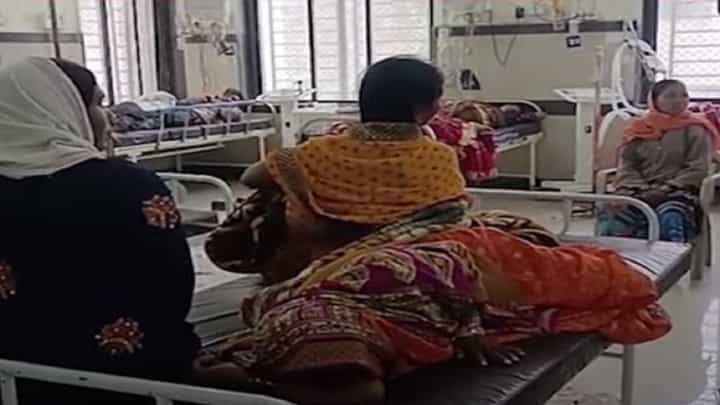 उलट्या, मळमळ अन्... संत बाळूमामा यांच्या कार्यक्रमात हजारो लोकांना विषबाधा उलट्या, मळमळ अन्... संत बाळूमामा यांच्या कार्यक्रमात हजारो लोकांना विषबाधा