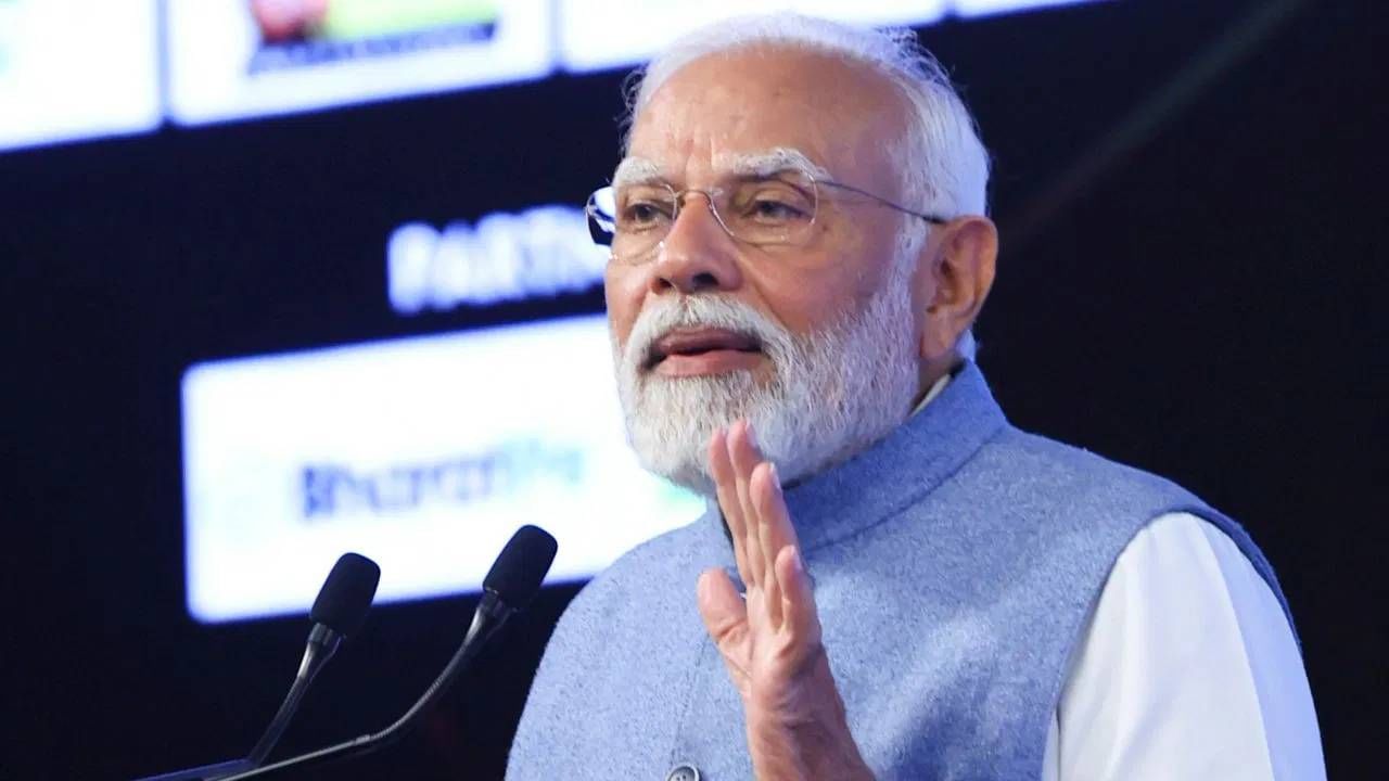 पंतप्रधान नरेंद्र मोदी म्हणाले की, 10 वर्षात देशाचा आत्मविश्वास वाढला आहे. म्युच्युअल फंडात 52 लाख कोटी रुपयांची गुंतवणूक केलीये. यावर्षात मोठी डिजिटल क्रांती झाली. 