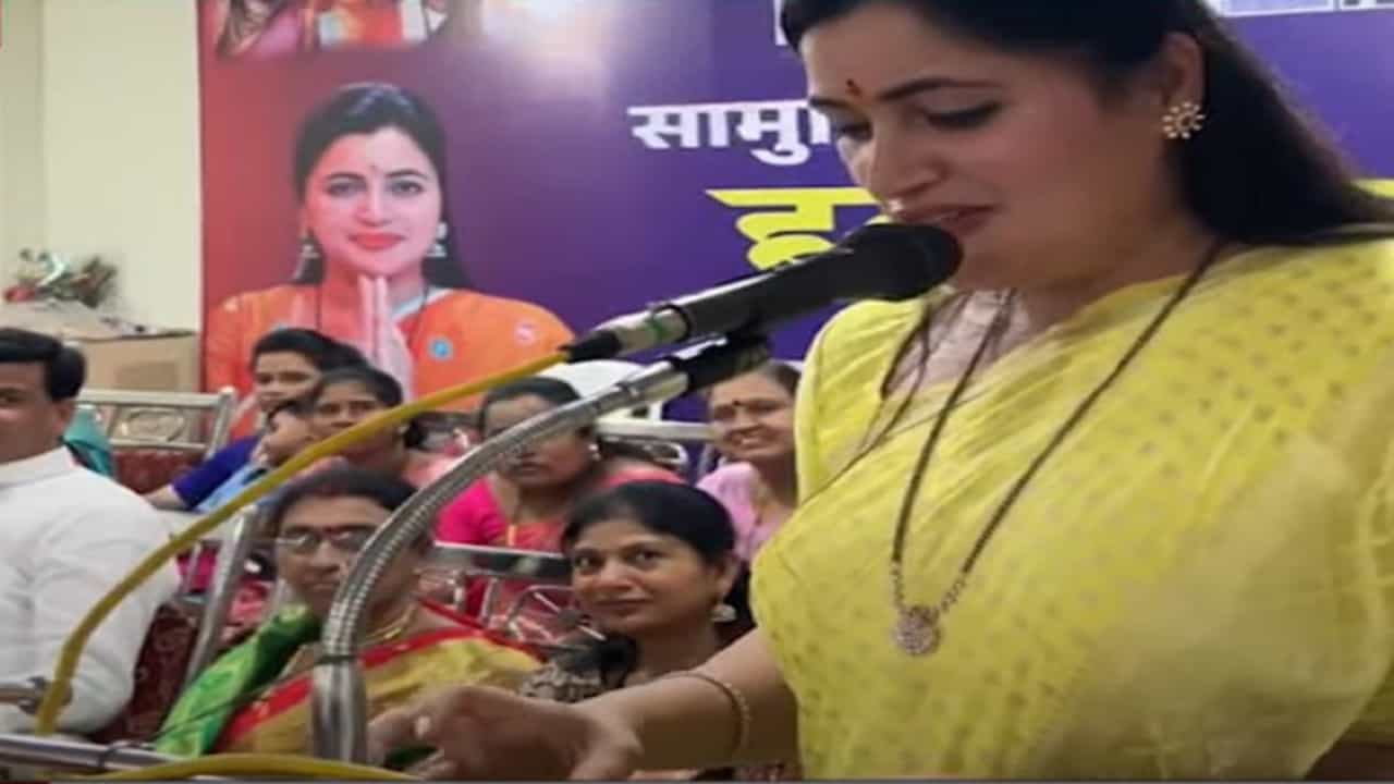 रवीजींचं नाव घेते झुकेंगा नही... हळदी कुंकूच्या कार्यक्रमात नवनीत राणांनी घेतला खास उखाणा