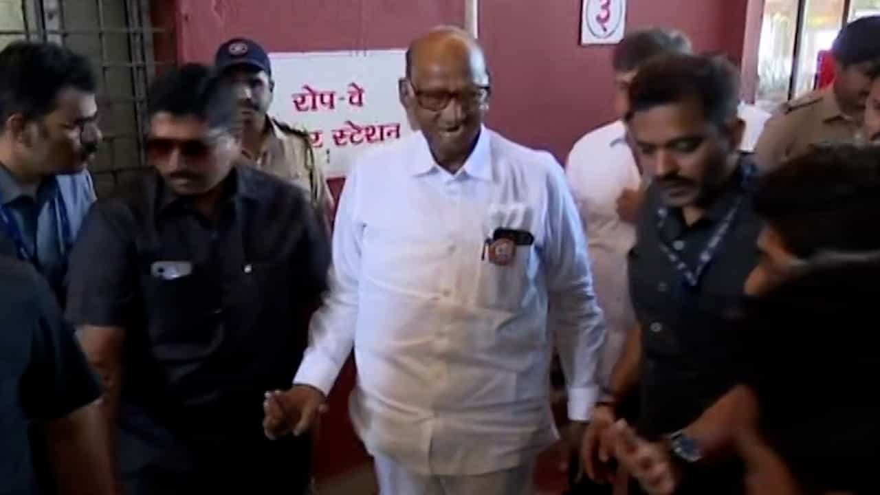 शरद पवार यांच्या राष्ट्रवादी काँग्रेसने निवडणूक आयोगाला 3 चिन्हांचे पर्याय दिले होते. त्यात कपबशी, वटवृक्ष आणि तुतारीचा समावेश होता. निवडणूक आयोगाने त्यांना तुतारी वाजवणारा माणूस हे चिन्ह दिले.