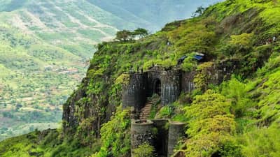 गड किल्ल्यावर पुन्हा सापडल्या दारुच्या बाटल्या, शिवप्रेमी संतप्त