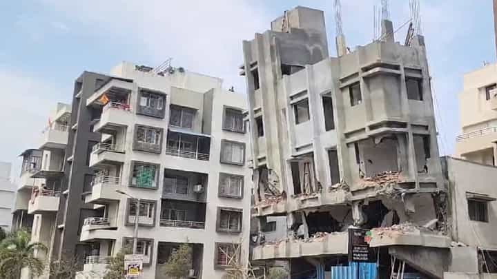 अरररर बाप.... पुण्यात बांधकाम सुरु असलेली इमारत एका बाजूला झुकली अन्... अरररर बाप.... पुण्यात बांधकाम सुरु असलेली इमारत एका बाजूला झुकली अन्...