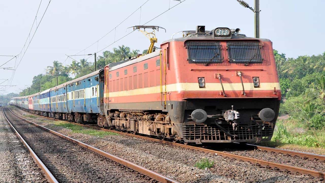 रेल्वेमध्ये नोकरी करण्याची मोठी संधी ही तुमच्याकडे आहे. विशेष म्हणजे मेगा भरतीला लवकरच सुरूवात होणार आहे. या भरती प्रक्रियेबद्दलची अधिसूचना ही प्रसिद्ध करण्यात आलीये.