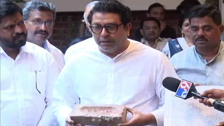 अयोध्येतील बाबरी मशिदीची वीट 'शिवतीर्था'वर, राज ठाकरे यांना कुणी दिली भेट? अयोध्येतील बाबरी मशिदीची वीट 'शिवतीर्था'वर, राज ठाकरे यांना कुणी दिली भेट?