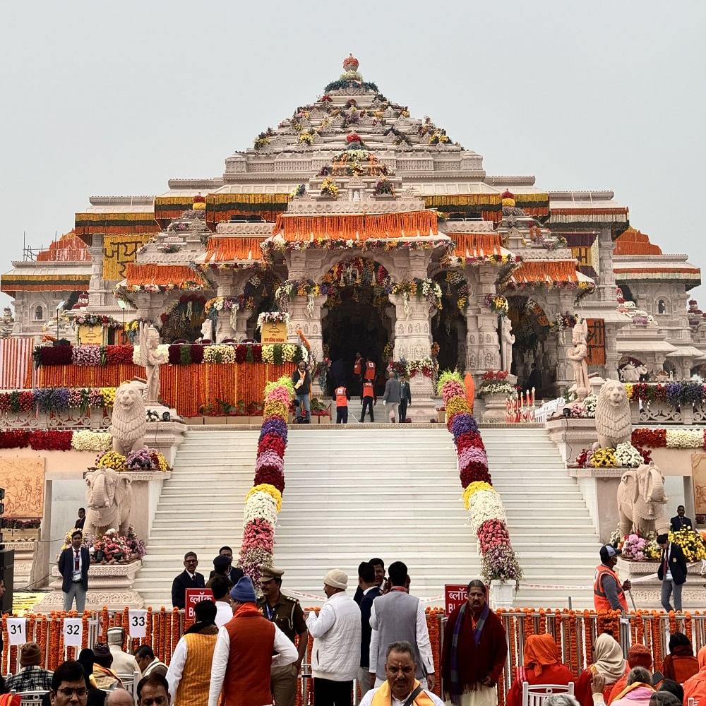 बिग यांनी स्वतः मंदिरातील अनेक फोटो फॅन्ससोबत शेअर केले आहेत. सध्या सोशल मीडियावर अमिताभ बच्चन यांनी पोस्ट केलेल्या फोटोंची चर्चा रंगली आहे. बिग बी यांच्या फोटोंवर चाहते लाईक्स आणि कमेंटचा वर्षाव करत आहेत.  