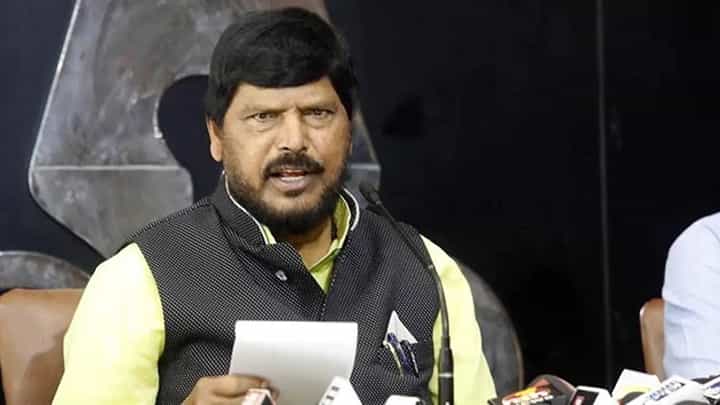 140 कोटी जनता मोदींची फॅन, या निवडणुकीत लावणार... रामदास आठवलेंची शेरोशायरीतून फटकेबाजी 140 कोटी जनता मोदींची फॅन, या निवडणुकीत लावणार... रामदास आठवलेंची शेरोशायरीतून फटकेबाजी