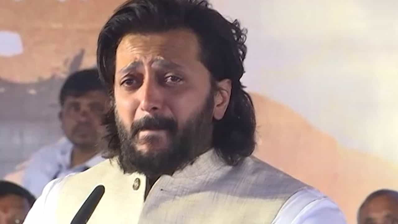 विलास सहकारी साखर कारखाना परिसरात विलासराव देशमुख स्मृती सोहळा आयोजित करण्यात आला होता. कार्यक्रमात वडील विलासराव देशमुख यांच्याबद्दल बोलत असताना रितेश देशमुख भावूक झाले. सोशल मीडियावर त्यांचे फोटो व्हायरल होत आहेत.