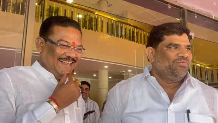विधानसभेच्या पायऱ्यांवरच शिंदे गटात येण्याची ठाकरेंच्या आमदाराला खुली ऑफर, व्हिडीओ व्हायरल विधानसभेच्या पायऱ्यांवरच शिंदे गटात येण्याची ठाकरेंच्या आमदाराला खुली ऑफर, व्हिडीओ व्हायरल