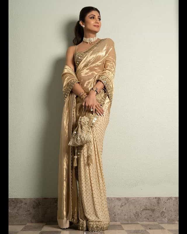 अभिनेत्री शिल्पा शेट्टी (Shilpa Shetty) हिने अनेक सिनेमांमध्ये महत्त्वाची भूमिका साकारत चाहत्यांचं मनोरंजन केलं. आज अभिनेत्री बॉलिवूडपासून दूर आहे. पण आजही अभिनेत्री कोणत्या न कोणत्या कारणामुळे चर्चेत असते.