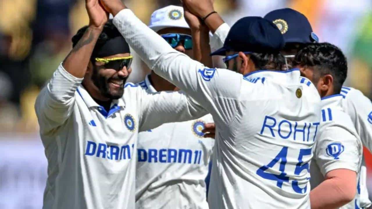 टीम इंडिया आणि इंग्लंडमधील पाच सामन्यांच्या कसोटी मालिकेतील चौथ्या सामन्याला 23 फेब्रुवारीला सुरूवात होणार आहे. या मालिकेमध्ये टीम इंडियाने 2-1 ने आघाडी घेतली आहे. आता चौथा सामना जिंकला तर टीम इंडिया मालिका खिशात घालणार आहे.