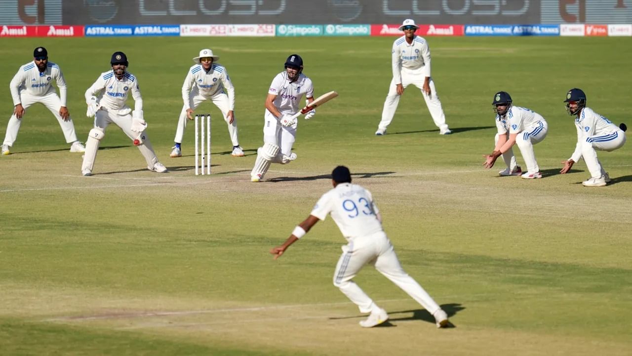 टीम इंडिया विरुद्ध इंग्लंड यांच्यातील चौथा कसोटी सामना हा 23 फेब्रुवारीपासून रांचीमध्ये खेळवण्यात येणार आहे. या सामन्यातून टीम इंडियाचा युवा खेळाडू हा कसोटी पदार्पण करण्यासाठी सज्ज आहे.  