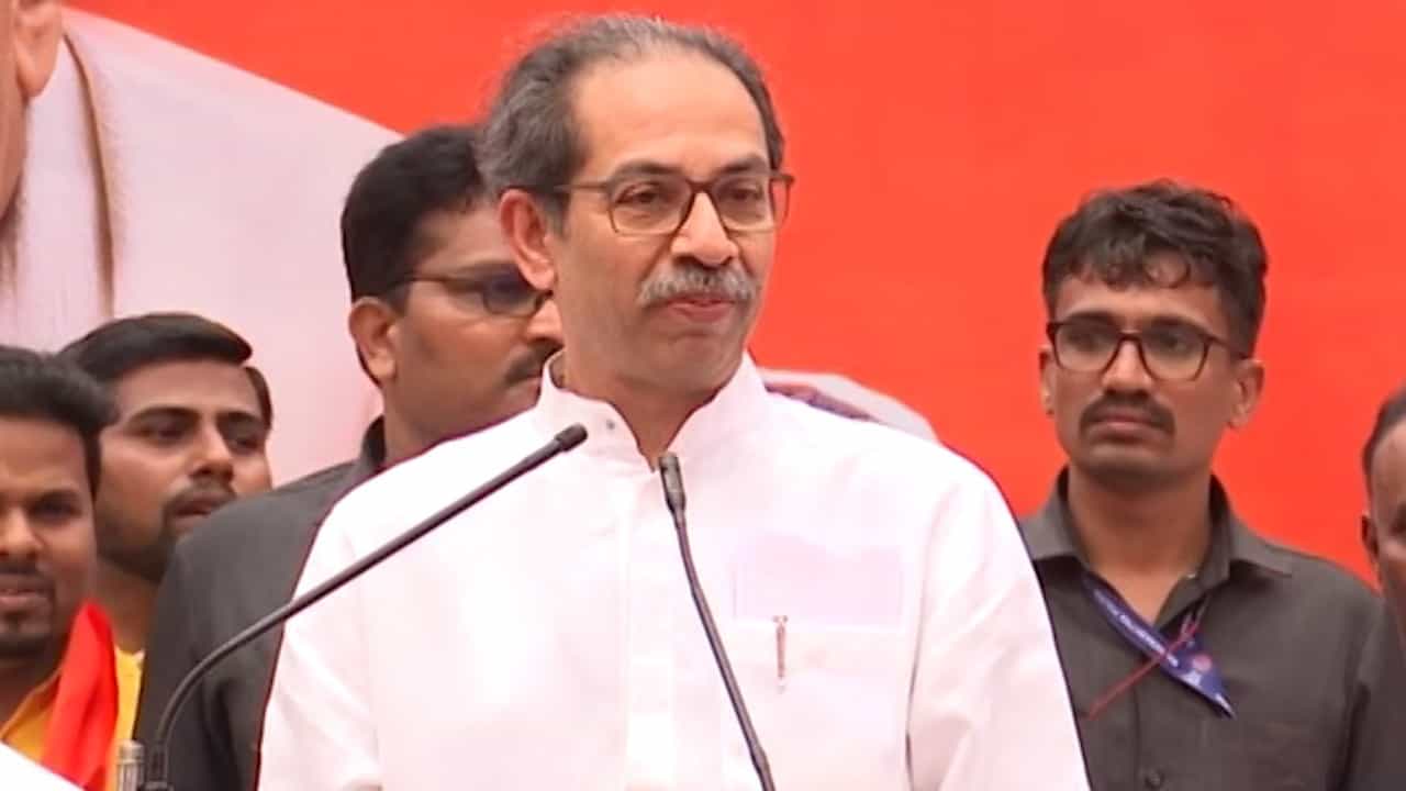 तेव्हा मिंध्यांना दाढी खेचून आणलं असतं पण... उद्धव ठाकरे यांचा एकनाथ शिंदे यांच्यावर हल्लाबोल तेव्हा मिंध्यांना दाढी खेचून आणलं असतं पण... उद्धव ठाकरे यांचा एकनाथ शिंदे यांच्यावर हल्लाबोल