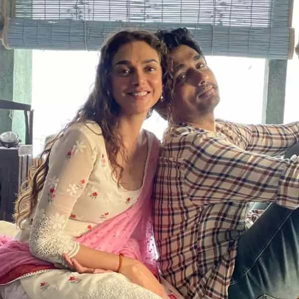 अभिनेत्री अदिती राव हैदरीने बॉयफ्रेंड सिद्धार्थशी तेलंगणामधील एका मंदिरात गुपचूप लग्न केल्याचं कळतंय. गेल्या काही वर्षांपासून हे दोघं एकमेकांना डेट करत होते. विविध कार्यक्रमांमध्येही सिद्धार्थ-अदितीला एकत्र पाहिलं गेलंय.