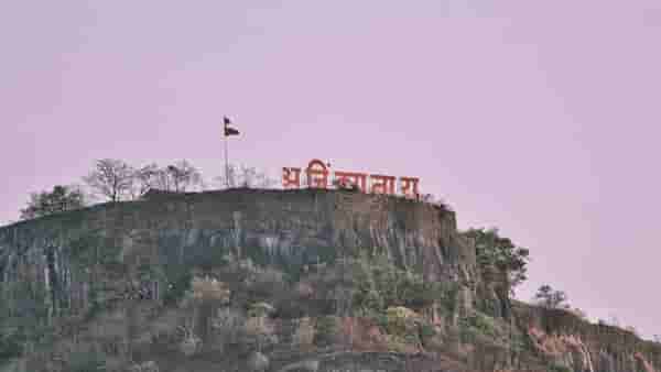 सातारा हादरलं! अजिंक्यतारा गडावर तरूणीचा सडलेल्या अवस्थेत मृतदेह, बिबट्याचाही गेला जीव, नेमकं प्रकरण काय?