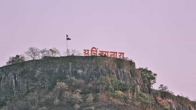 सातारा हादरलं! अजिंक्यतारा गडावर तरूणीचा सडलेल्या अवस्थेत मृतदेह, बिबट्याचाही गेला जीव, नेमकं प्रकरण काय?