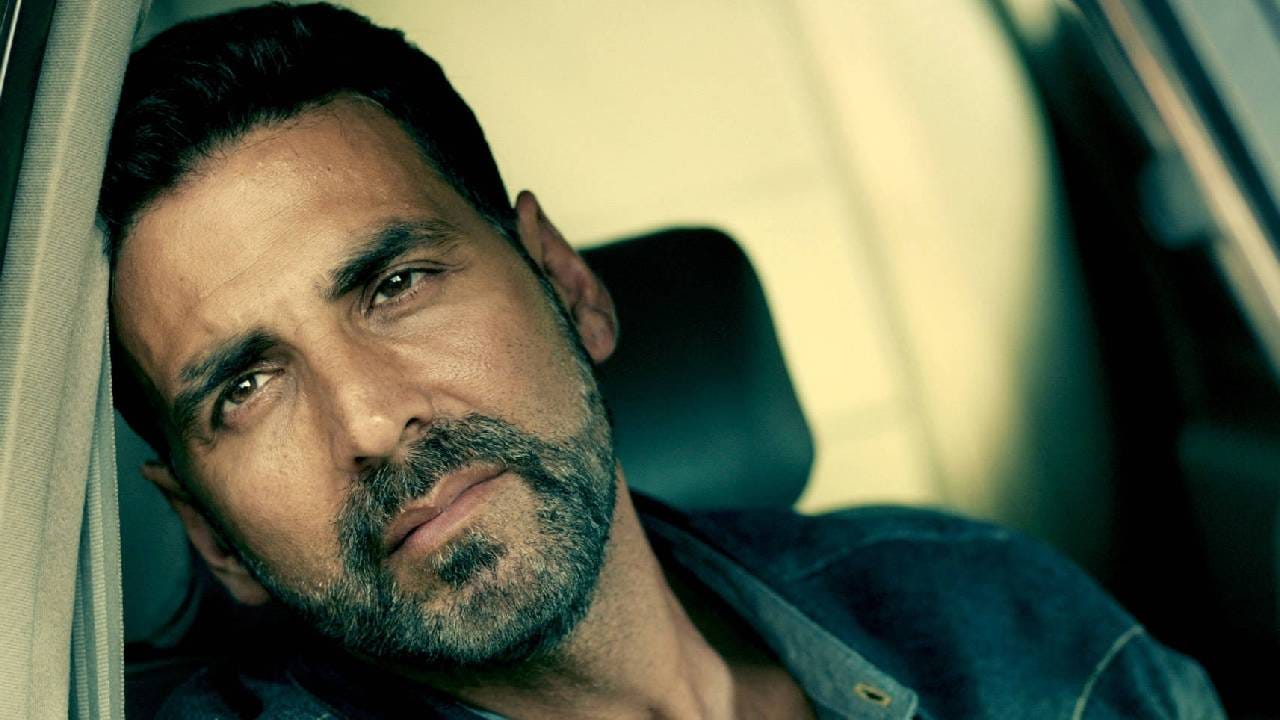 चक्क अक्षय कुमारच्या डान्सची खिल्ली उडवताना ट्विंकल खन्ना ही दिसली आहे. आता ट्विंकल खन्ना हिच्या या विधानाची जोरदार चर्चा ही रंगताना दिसत आहे. 