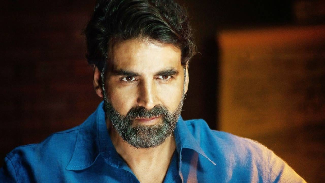 शिल्पा शेट्टीनंतर अक्षय कुमार याने ट्विंकल खन्ना हिला डेट करत लग्न केले. अक्षय कुमार हा बाॅलिवूडचा एकमेंव अभिनेता आहे, ज्याचे एका वर्षाला चार चित्रपट प्रेक्षकांच्या भेटीला येतात. 