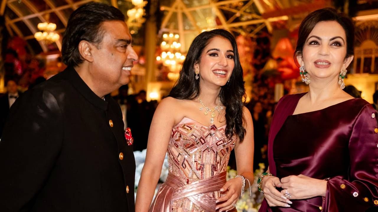 या प्री वेडिंग फंक्शनमधील विविध फोटो आणि व्हिडीओ हे सोशल मीडियावर तूफान व्हायरल होताना दिसत आहेत. यामधील एक फोटो तूफान असा चर्चेत आलाय.