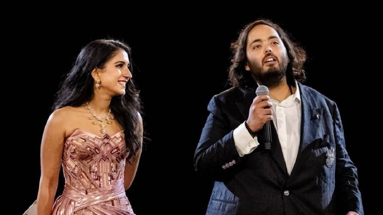 अंबानी कुटुंबासोबत एक व्यक्ती दिसतोय. हा व्यक्ती नेमका कोण हा प्रश्न सातत्याने विचारला जातोय. हा व्यक्ती दुसरा तिसरा कोणीही नसून प्रसिद्ध ज्योतिषी भरत जे मेहरा आहेत.