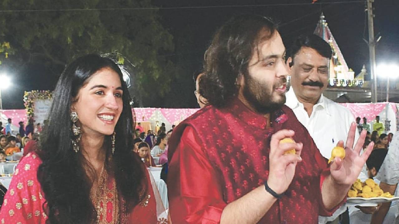 भरत जे मेहरा आणि मुकेश अंबानी हे दोघे खूप जास्त चांगले मित्र असल्याचे सांगितले जाते. दोघांमध्ये काैटुंबिक संबंध असल्याचे सांगितले जाते.