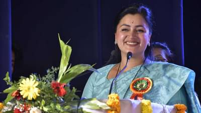 उमेदवारी अर्ज भरण्याआधी नवनीत राणा यांचा उद्धव ठाकरेंवर हल्लाबोल; म्हणाल्या, सांगा हे शोभतं का?