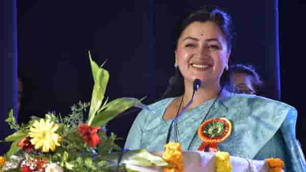 उमेदवारी अर्ज भरण्याआधी नवनीत राणा यांचा उद्धव ठाकरेंवर हल्लाबोल; म्हणाल्या, सांगा हे शोभतं का?