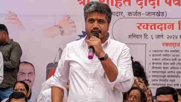 500 रूपये देवून अजित पवारांनी लोकांना सभेला आणलं; रोहित पवारांचा आरोप