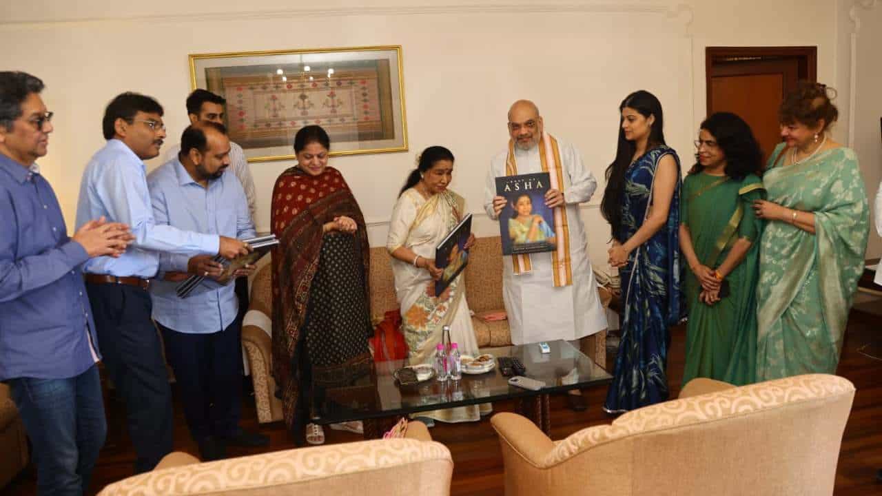 'महाराष्ट्र भूषण' गायिका आशा भोसले यांच्या फोटो बायोग्राफी पुस्तकाचं प्रकाशन केंद्रीय गृहमंत्री अमित शाह यांच्या हस्ते करण्यात आलं. सह्याद्री अतिथी गृहावर या पुस्तकाचं प्रकाशन करण्यात आलं.