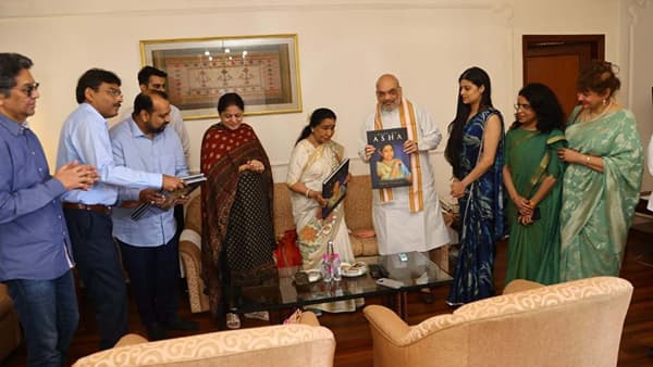 'महाराष्ट्र भूषण' गायिका आशा भोसले यांच्या फोटो बायोग्राफी पुस्तकाचं प्रकाशन केंद्रीय गृहमंत्री अमित शाह यांच्या हस्ते करण्यात आलं. सह्याद्री अतिथी गृहावर या पुस्तकाचं प्रकाशन करण्यात आलं.