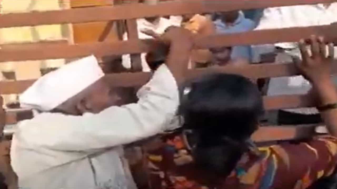 रस्ता माझ्या मालकीचा.... स्मशानभूमीत जाण्यास डॉक्टरकडूनच अडकाठी, कुठं घडला धक्कादायक प्रकार?