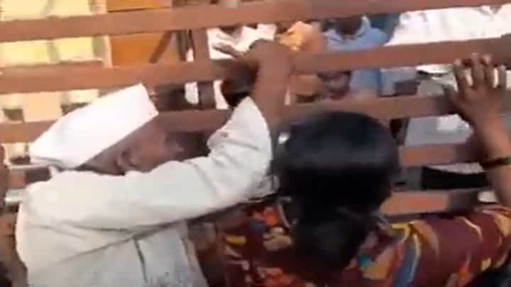 रस्ता माझ्या मालकीचा.... स्मशानभूमीत जाण्यास डॉक्टरकडूनच अडकाठी, कुठं घडला धक्कादायक प्रकार? रस्ता माझ्या मालकीचा.... स्मशानभूमीत जाण्यास डॉक्टरकडूनच अडकाठी, कुठं घडला धक्कादायक प्रकार?