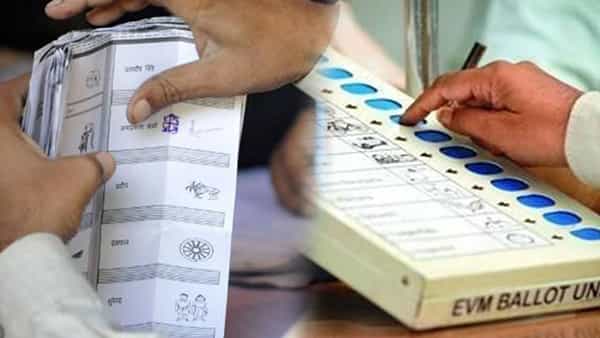 EVM आणि VVPAT च्या पावत्यांबद्दल सुप्रीम कोर्टानं निवडणूक आयोगाला नोटीस बजावली आहे. सामाजिक कार्यकर्ते अरुण कुमार अग्रवाल आणि असोसिएशन फॉर डेमोक्रॅटीक रिफॉर्म्स यांनी व्हीव्हीपॅटच्या सर्व पावत्यांची पडताळणी व्हावी, यासाठी याचिका केली आहे.
