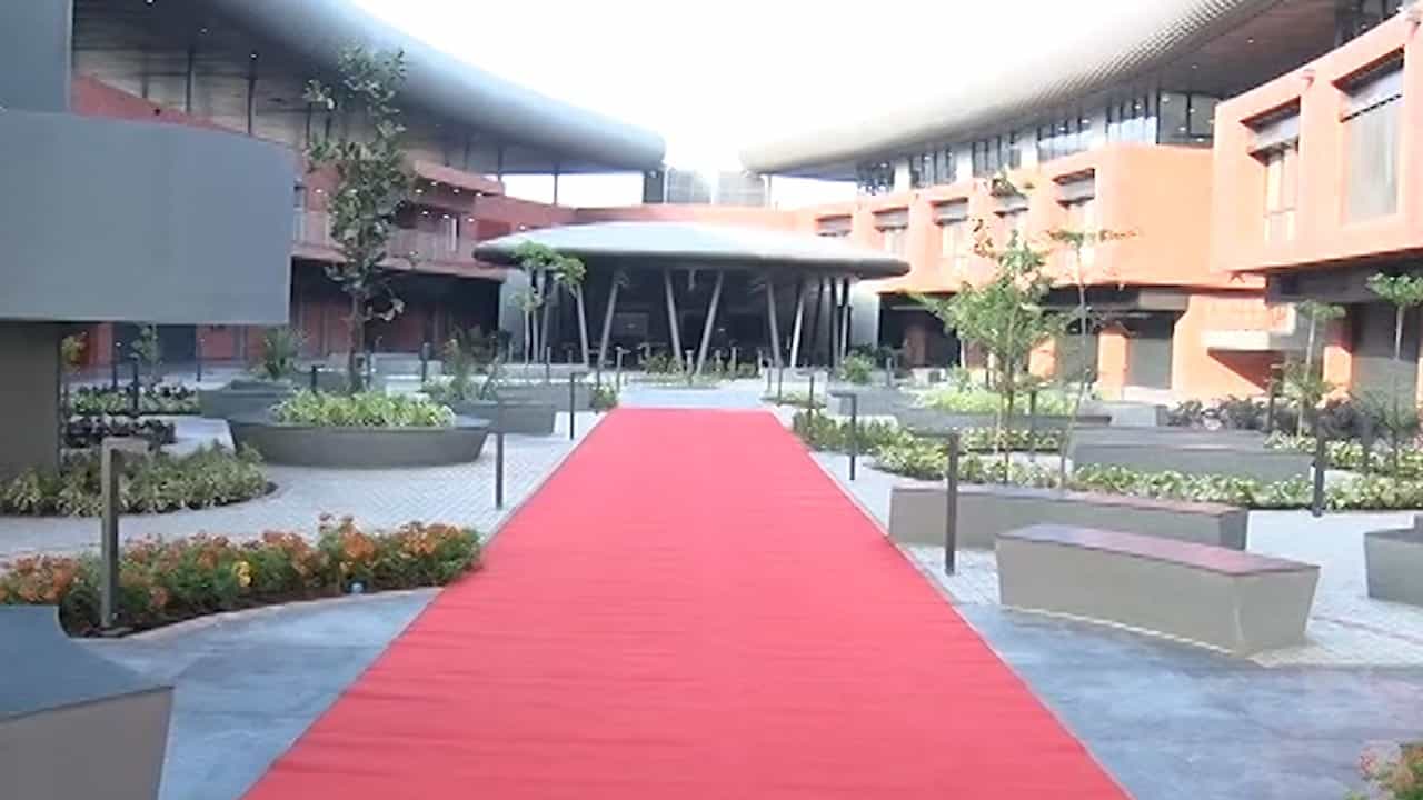 प्रदिप कापसे, प्रतिनिधी- टीव्ही 9 मराठी, बारामती- पुणे | 02 मार्च 2024 : बारामती आणि परिसरातील लोकांसाठी आज महत्वाचा दिवस आहे. बारामतीतील नवीन बस स्टँडचं आज उद्घाटन होणार आहे. त्यामुळे बस स्टँड फुलांनी सजवलं आहे.