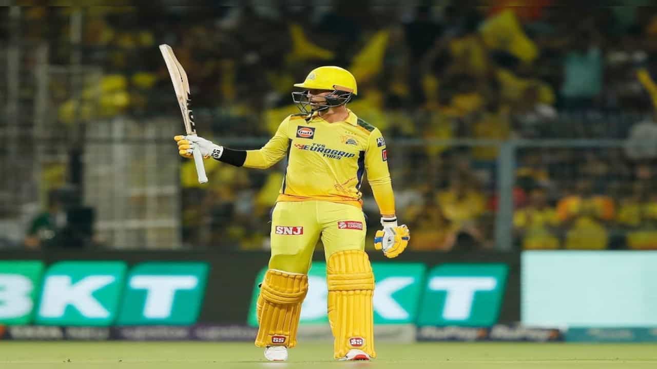 चेन्नई सुपर किंग्सचा अनुभवी ओपनर विकेटकीपर बॅट्समन डेव्हॉन कॉन्वहे याच्या अंगठ्याला दुखापत झालीय. त्यामुळे त्याच्या जागी ओपनिंग कोण करणार असा प्रश्न आहे. मात्र सीएसकेकडे 3 पर्याय आहेत. धोनी अंजिक्य रहाणे, डॅरेल मिचेल आणि रचिन रवींद्र या तिघांपैकी कुणा एकाला कॉनव्हेच्या जागी ओपनिंगची संधी देऊ शकतो.