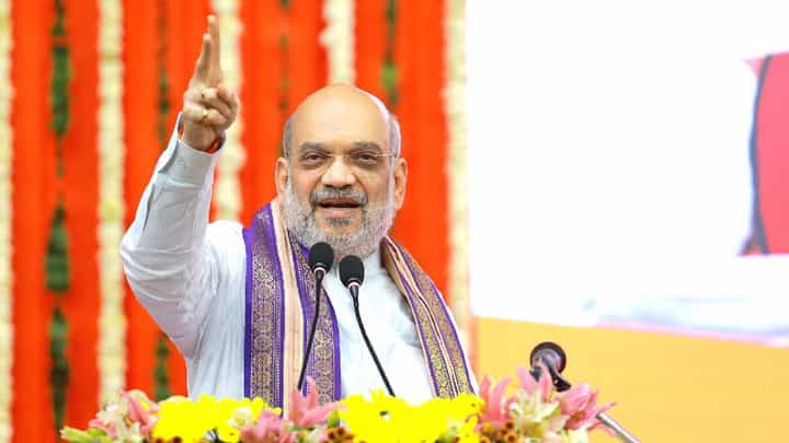 व्होट बँकेच्या भीतीने रामलल्लाला ७० वर्ष तंबूत ठेवलं, काँग्रेसवर अमित शाह यांचा हल्लाबोल व्होट बँकेच्या भीतीने रामलल्लाला ७० वर्ष तंबूत ठेवलं, काँग्रेसवर अमित शाह यांचा हल्लाबोल