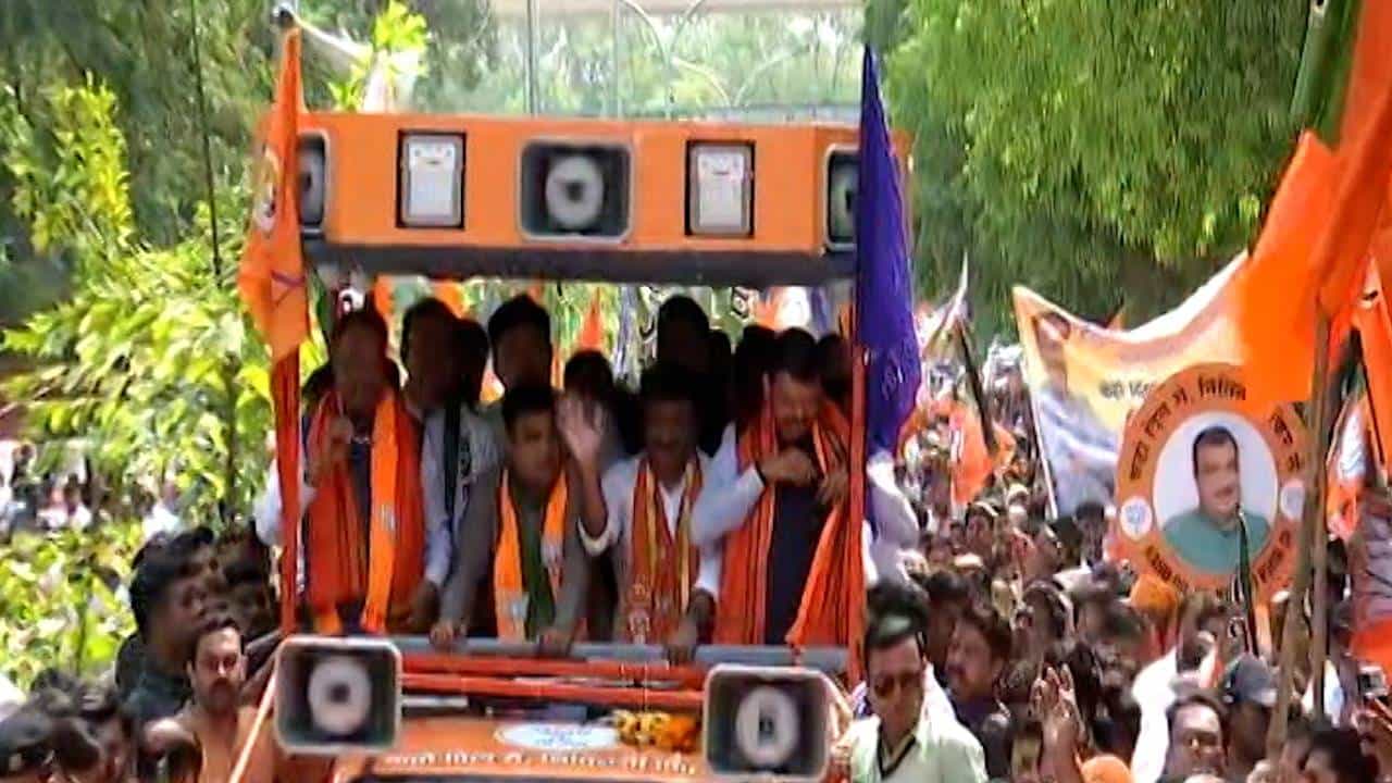 महाराष्ट्रातील पहिल्या टप्प्यातील लोकसभा निवडणुकीसाठी उमेदवारी अर्ज भरण्याचा आज शेवटचा दिवस आहे. नागपूरमधून भाजपाचे नेते आणि केंद्रीय मंत्री नितीन गडकरी निवडणूक लढवत आहेत. महाराष्ट्रात पहिल्या टप्प्यात विदर्भात मतदान होणार आहे.
