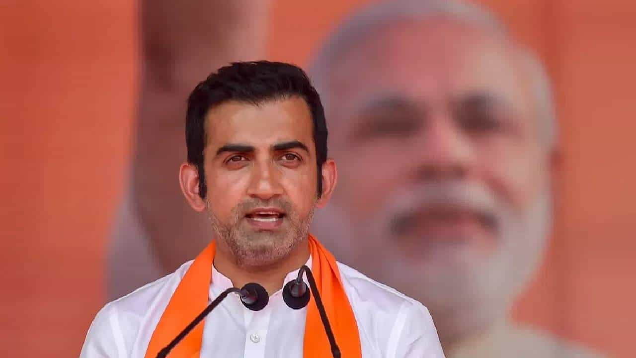 भारतीय संघाचा माजी क्रिकेटपटू गौतम गंभीरने राजकारणाला रामराम ठोकला आहे. 2019 मध्ये पूर्व दिल्ली मतदारसंघातून भाजपाच्या तिकिटावर खासदार म्हणून निवडून आला होता. आता गौतम गंभीरने राजकारणातून निवृत्ती जाहीर केली आहे. सोशल मीडियावर त्याने याबाबतची माहिती जाहीर केली आहे.