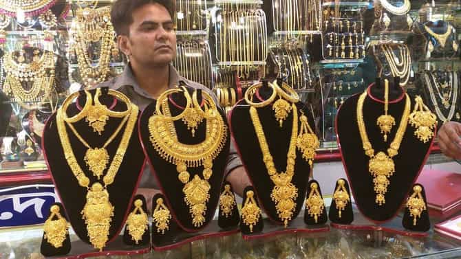 सोन्याची उसळी, चांदी पण महागली, ग्राहकांच्या खिशाला मोठी झळ बसली