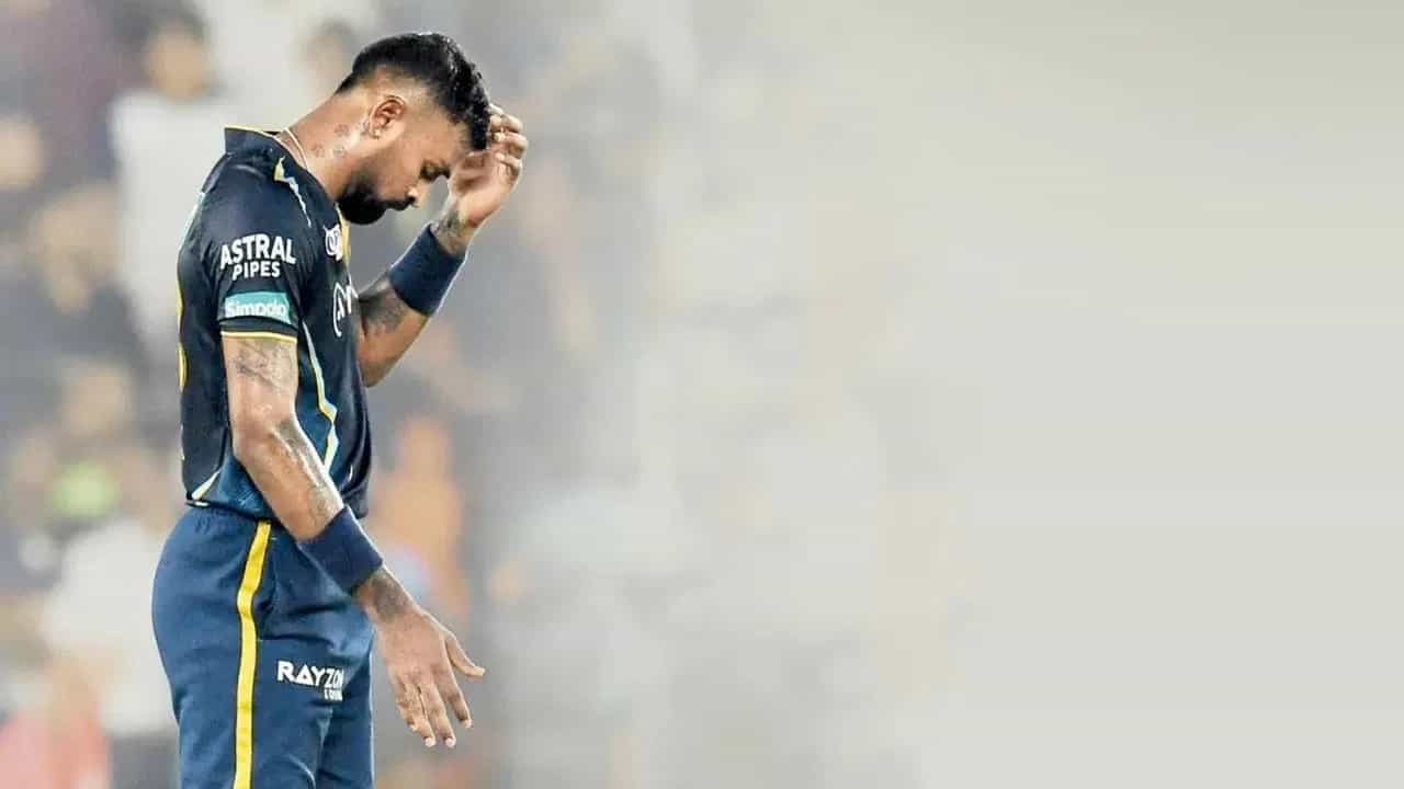 आयपीएलच्या 17 व्या मोसमाआधी मुंबई इंडियन्स फ्रँचायजीने मोठा निर्णय घेत रोहित शर्मा याला कर्णधारपदावरुन हटवलं. रोहित शर्माऐवजी हार्दिक पंड्या याला नेतृत्वाची जबाबदारी दिली. पलटणने हार्दिकला गुजरात टायटन्समधून ट्रेड केलं. हार्दिकने गेल्या 2 हंगामात गुजरात टीमचा कॅप्टन होता. हार्दिकने पहिल्याच मोसमात गुजरातला विजयी केलं. तर दुसऱ्या हंगामात उपविजेतेपदावर समाधान मानावं लागलं. मुंबईच्या कर्णधार बदलण्याच्या निर्णयावरुन टीम इंडियाचा माजी फलंदाज युवराज सिंह याने प्रतिक्रिया दिली आहे.