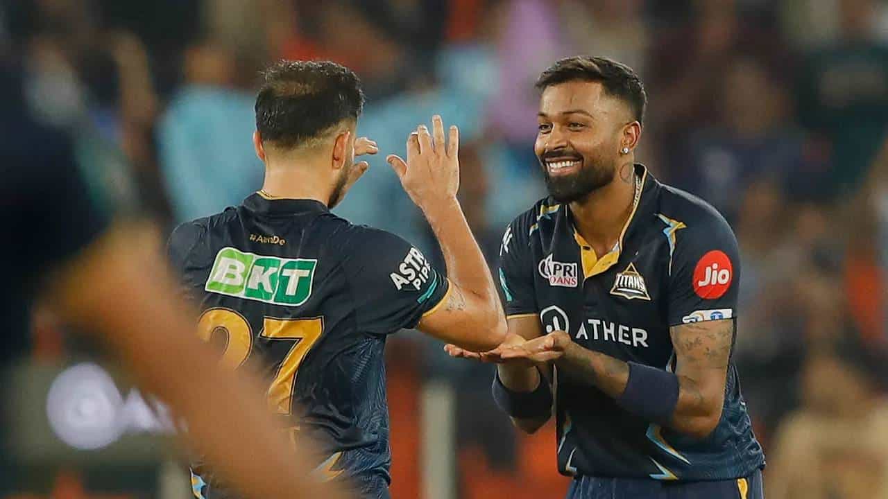 आयपीएल स्पर्धेपूर्वी बऱ्याच घडामोडी घडल्या आहेत. ट्रेड विंडो आणि मिनी लिलावत खेळाडूंची देवाणघेवाण झाली आहे. ट्रेड विंडोच्या माध्यमातून मुंबई इंडियन्सने गुजरात टायटन्सचा कर्णधार हार्दिक पांड्याला घेतलं आहे. तसेच रोहित शर्माला दूर सारून हार्दिकच्या हाती कमान दिली आहे.