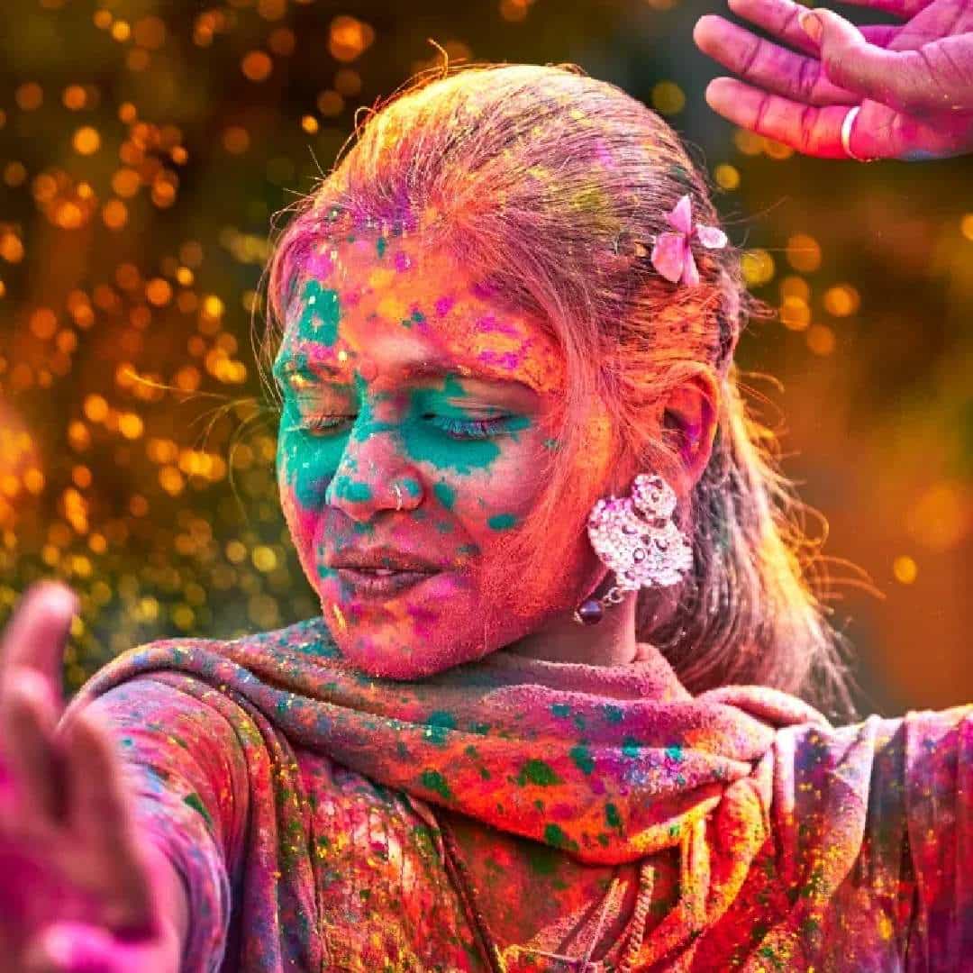 हिंदू पंचांगानुसार, होळीचा सण फाल्गुन महिन्याच्या पौर्णिमेला साजरा केला जातो. यंदा होळी येत्या 25 मार्च रोजी सोमवारी साजरी केली जाईल आणि त्याच्या दुसऱ्या दिवशी म्हणजेच 24 मार्च रोजी रविवारी रंगपंचमी खेळली जाईल. होळी या शुभ सणाच्या आधी घरातून काही गोष्टी बाहेर काढल्यास आर्थिक तंगीतून मुक्ती होऊ शकते, असं म्हणतात. घरातील अशुभ गोष्टींना होलाष्टकच्या दिवशीच घराबाहेर काढल्या पाहिजेत, असं सांगितलं जातं. या अशुभ गोष्टी कोणत्या आहेत, ते जाणून घेऊयात..